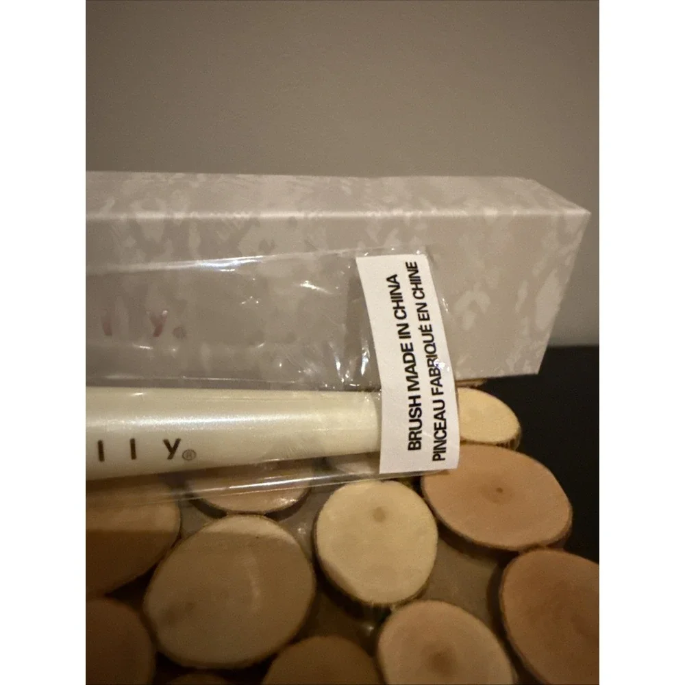 Mally Brush Full Size‎ Foundation Powder Brush. White & Silver. NIB